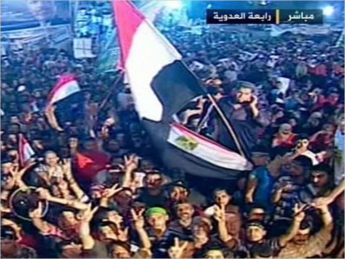 ‪مؤيدو مرسي يواصلون اعتصامهم في رابعة العدوية والنهضة‬ (الجزيرة)