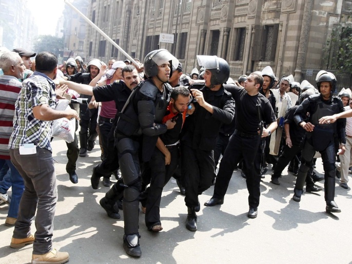 ‪الشرطة المصرية متهمة بتنفيذ اعتقالات خارج نطاق القانون في حق المتظاهرين‬ (رويترز)