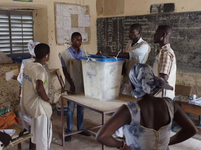 Poll workers count ballots after the end of voting in Mali's presidential elections in Timbuktu July 28, 2013.