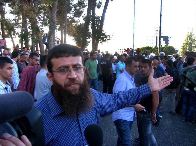 القيادي الشيخ خضر عدنان خلال منع تقدم المسيرة