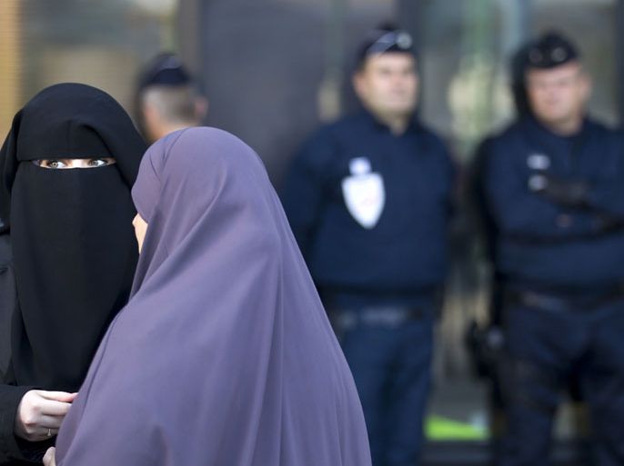 epa02929332 Women wearing niqabs in conversation as police officers stand watch in front of the courthouse in Meaux, near Paris, France, 22 September 2011. The Meaux court, on 22 September, convicted two women for wearing Islamic veils in public - the first conviction since a ban on wearing the veils came into effect in April. The court in the town of Meaux, about 40 kilometres east of Paris, fined Hind Ahmas, 32, and another woman for appearing outside the local town hall in niqabs - a veil that covers the hair and face leaving a slit for the eyes, their lawyer Gilles Devers told the German Press Agency dpa. Devers said Ahmas was fined 120 euros and the other woman 80 euros. EPA/IAN LANGSDON