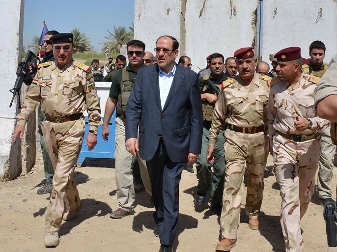 A handout picture released by the Iraqi prime minister's media office shows Iraqi Prime Minister Nuri al-Maliki touring military posts in the outskirts of Baghdad on August 6, 2013. AFP PHOTO / IRAQI PRIME MINISTER'S OFFICE