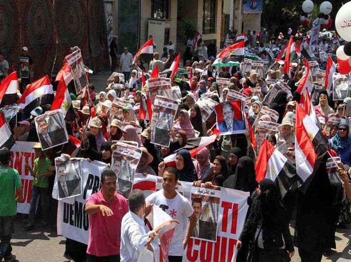 مسيرة نسائبة لافتة في مليونية جمعة ضد الانقلاب