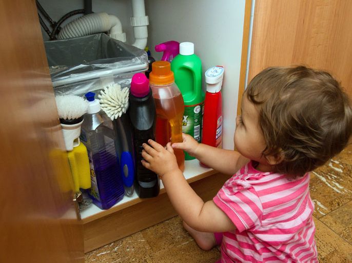 شرب الطفل للمنظفات المنزلية السائلة يعرضه لخطر التسمم