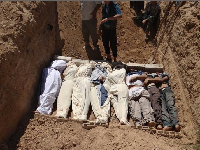 ‪الخوف من قصف النظام للمقابر دفع الأهالي لدفن الضحايا على عجل في قبور جماعية‬ (أسوشيتد برس)