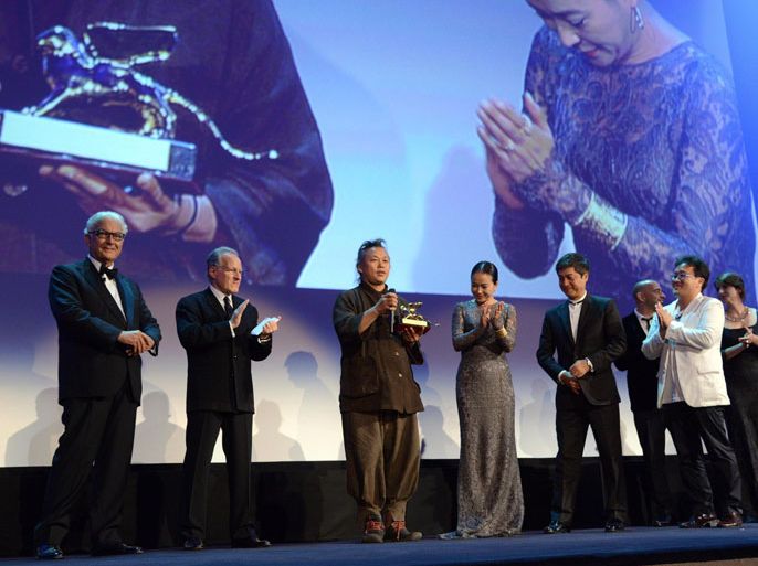 epa03390414 Korean movie director Kim Ki-duk (3-L) holds the Golden Lion Award for the movie 'Pieta' during the closing award ceremony of the 69th Venice International Film Festival, in Venice, Italy, 08 September 2012. EPA/CLAUDIO ONORATI