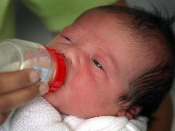 عند الرضاعة من الزجاجة ينبغي ألا تميل رأس الطفل إلى الخلف بشدة