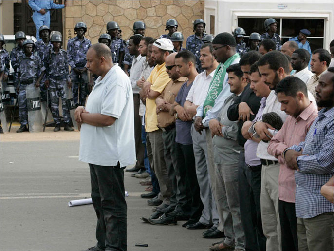 ‪عشرات السودانيين والمصريين يؤدون صلاة الغائب ترحما على الضحايا في مصر‬ (الجزيرة)