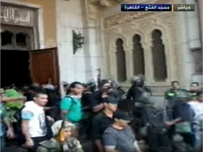 تجمع للشرطة عند المدخل الرئيسي لمسجد الفتح مع تلويح بقرب اقتحامه