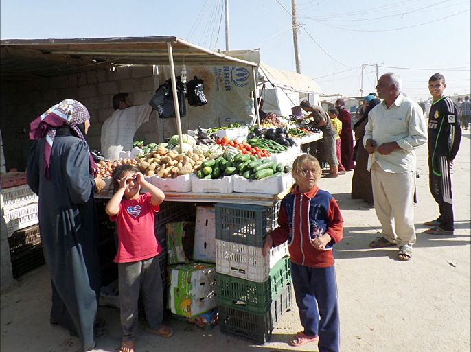 كثيرون في الزعتري يبيعون مايحصلون عليه من مساعدات لشراء الخضار