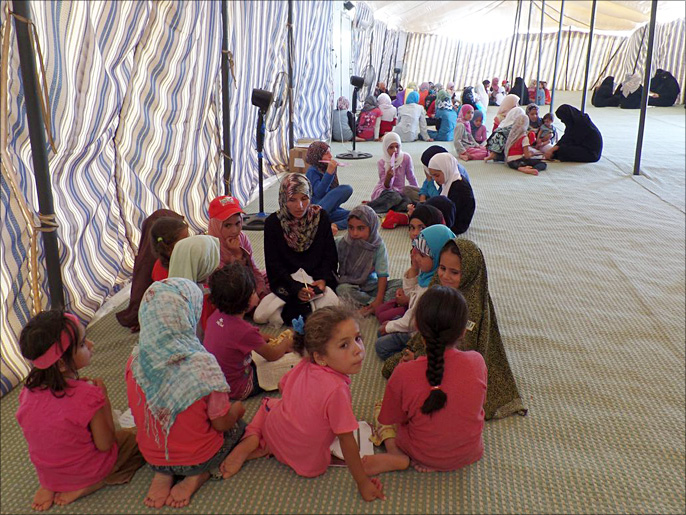 ‪حلقة لتعليم القرآن خلال رمضان في المخيم‬ (الجزيرة نت)