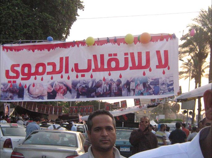 لافتة مرفوعة بميدان نهضة مصر امام جامعة القاهرة