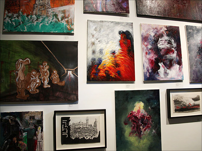 ‪الأعمال المعروضة قاربت المأساة السورية برؤية فنية راقية‬ الأعمال المعروضة قاربت المأساة السورية برؤية فنية راقية (الجزيرة)