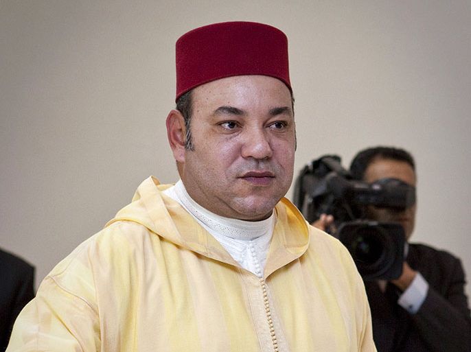 epa02804833 Moroccan king Mohamed VI casts his ballot in a referendum on constitutional reform at a voting station in Rabat, Morocco, 01 July 2011. According to media reports, Moroccans began voting on 01 July in a referendum on constitutional curbs to the powers of King Mohammed VI,