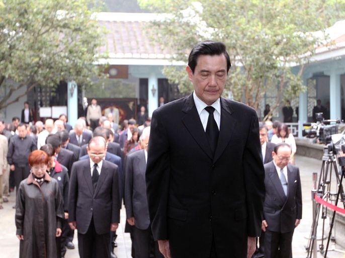 epa03172306 A handout photo released by Taiwan Presidential Office shows President Ma Ying-jeou paying homage to late president Chiang Kai-shek at Chiang's mausoleum at Tahsi, outside Taipei, 05 April 2012