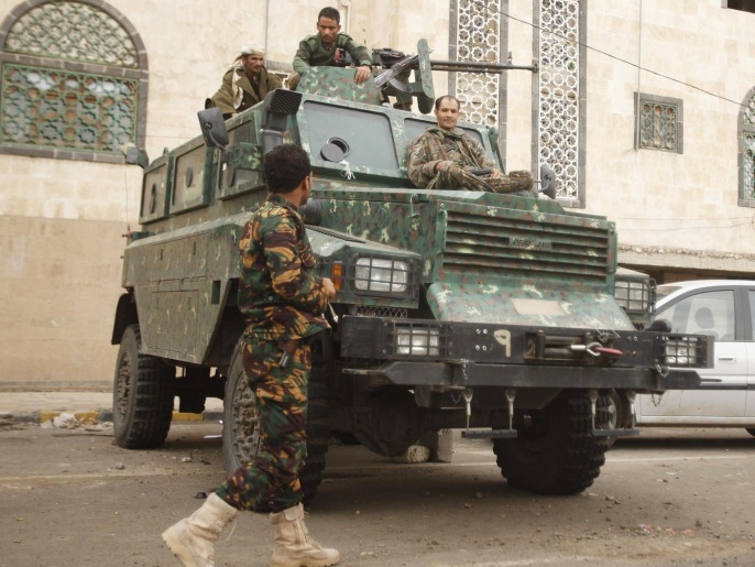 ‪الجيش اليمني وسع انتشاره لحماية السفارات خوفا من هجمات القاعدة‬ (رويترز)
