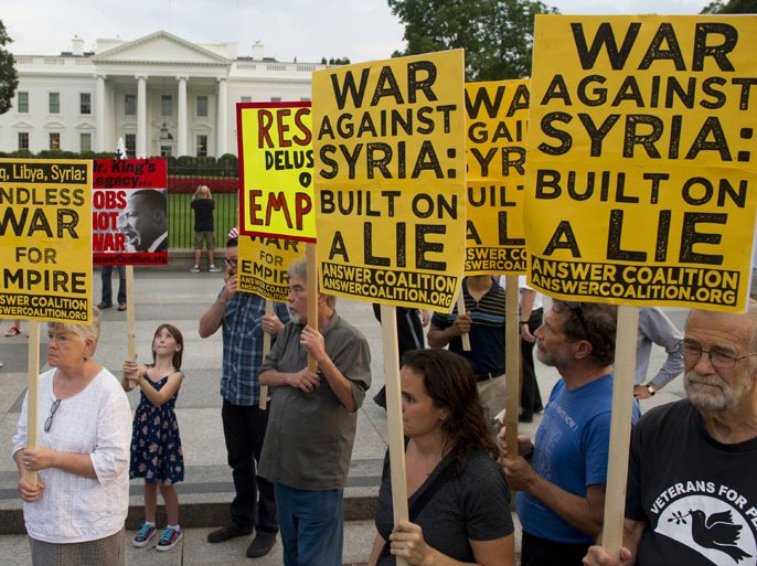 Washington, District of Columbia, UNITED STATES : Demonstrators march in protest during a rally against a possible US and allies attack on Syria in response to possible use of chemical weapons by the Assad government, in Lafayette Park in front of the White House in Washington, DC on August 29, 2013. AFP PHOTO / Saul