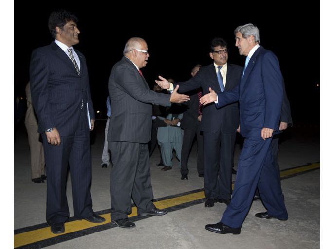 DCA02 - Islamabad, -, PAKISTAN : US Secretary of State John Kerry(R) is greeted by unidentified Pakistani officials upon his arrival in Islamabad, Pakistan, July 31, 2013. Kerry is scheduled to meet with members of Pakistan's newly-elected civilian government on Thursday. AFP PHOTO/POOL/Jason Reed