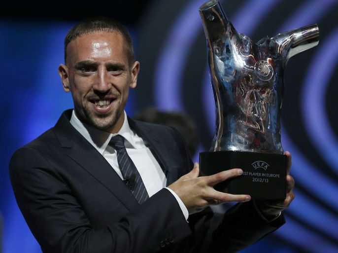 : French player Franck Ribery poses with his “UEFA Best Player in Europe 2012/2013 Award” just after receiving it, on August 29, 2013 in Monaco after the Champions League group stage draw. AFP PHOTO / VALERY HACHE