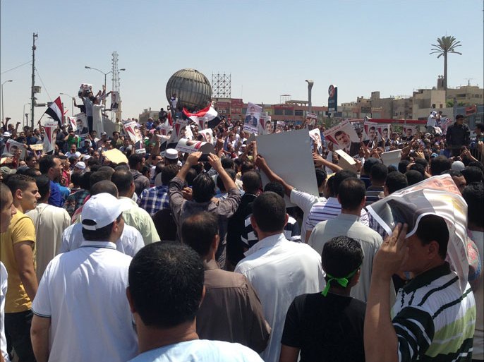 تظاهر آلاف المصريين اليوم الجمعة أمام مسجد الحصري بمدينة السادس من اكتوبر.