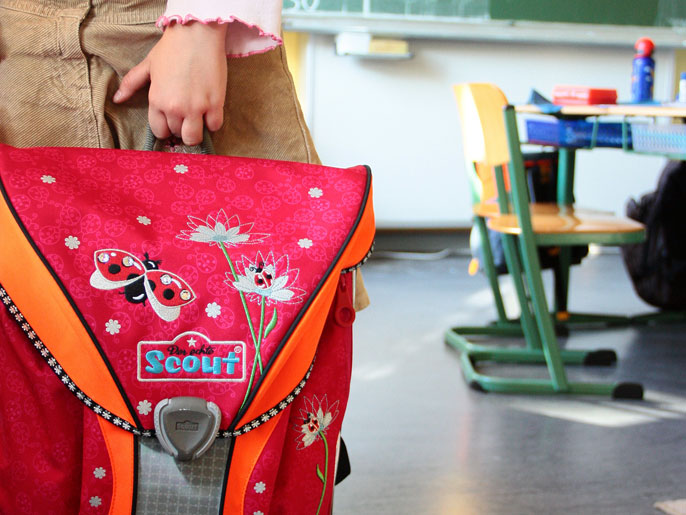 ‪الحقيبة المدرسية المثالية ينبغي أن تكون خفيفة وساطعة اللون حتى يراها السائقون‬ (الألمانية)
