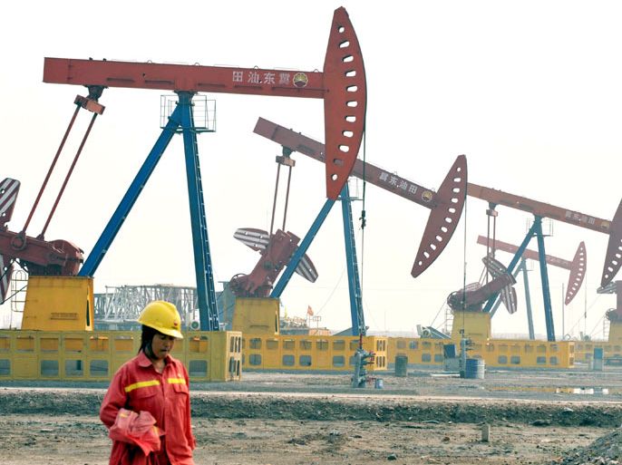 epa01905432 (fFILE) New oil derricks operate in the Nabao oil field in Tangshan, Hebei province northeast China 17 October 2008. As the US dollar hit a new low against euro, oil prices globally went up and hit new highs 21 October 2009, soaring to USD 80.05 per barrel, the highest prize so far for the year. EPA/MARK