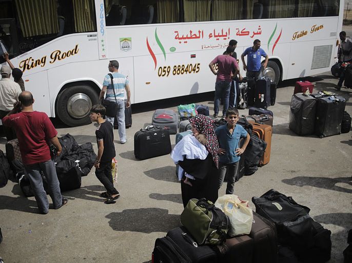 epa03782909 Palestinian people wait to cross into Egypt at Rafah border crossing in the southern Gaza Strip, 10 July 2013 EPA/ALI ALI
