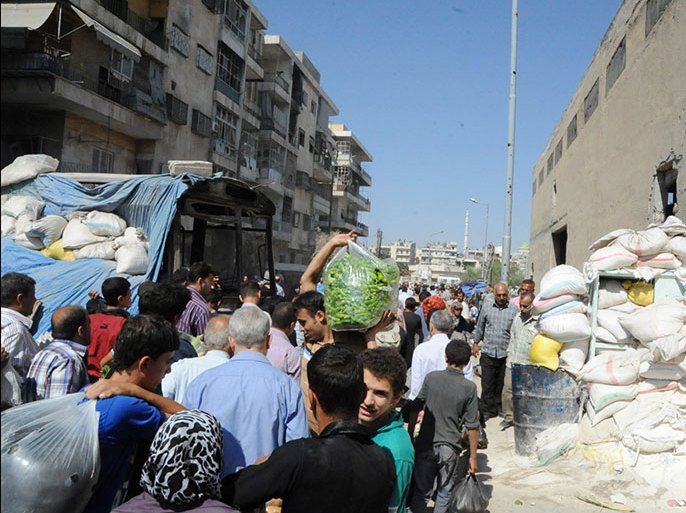 مواطنون سوريون يتنقلون عبر آخر نقطة تفصل قوات المعارضة عن قوات النظام
