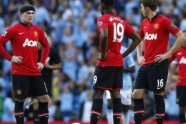 Manchester United's Wayne Rooney (L), Danny Wellbeck (C) and Michael Carrick prepare to kick off after Manchester City's Sergio Aguero (unseen) scored during their English Premier League soccer match at the Etihad Stadium in Manchester, northern England, September 22, 2013.