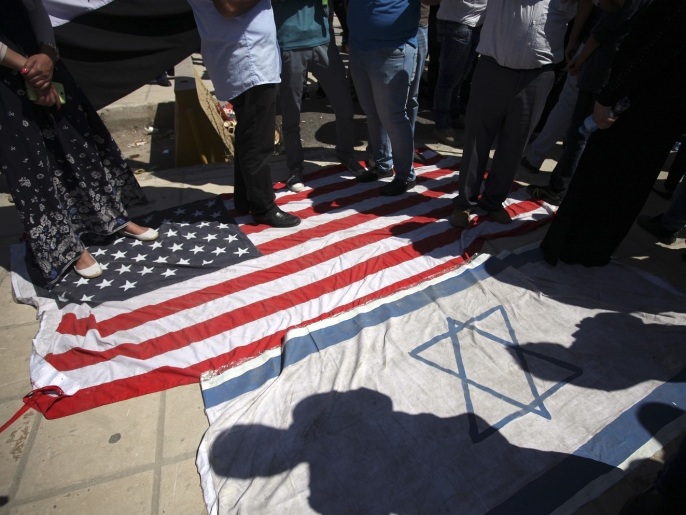 ‪متظاهرون بالأردن داسوا علمي أميركا وإسرائيل في مظاهرة بعمان‬ (أسوشيتد برس)