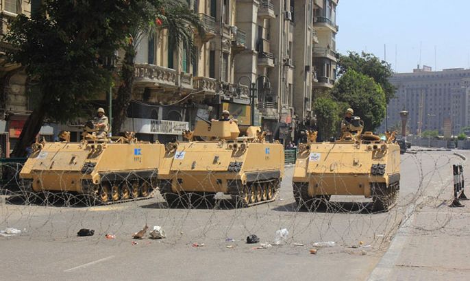 اليات عسكرية تتمركز في مجيط ميدان التحرير