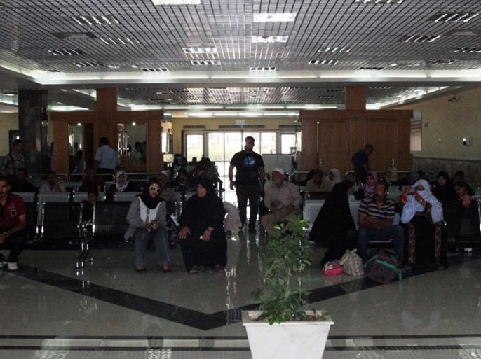 مسافرون ينتظرون دورهم في السفر بالجانب الفلسطيني من معبر رفح