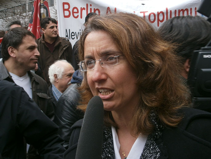 أيدين أوزوغوز نائبة رئيس الحزب الاشتراكي تصدرت المرشحين ذوي الأصل التركي للبرلمان(الجزيرة)