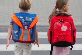 ترتيب الحقيبة المدرسية وحملها بشكل صحيح يقيان الطفل من آلام الظهر