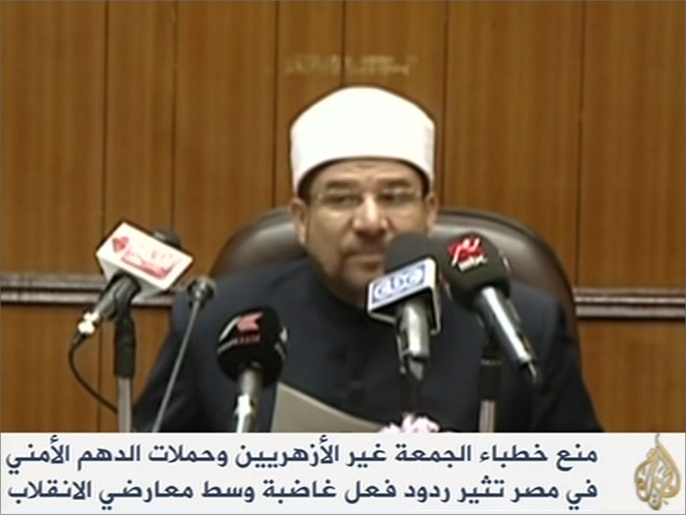 السلطات المصرية منعت خطباء الجمعة غير الأزهريين (الجزيرة)