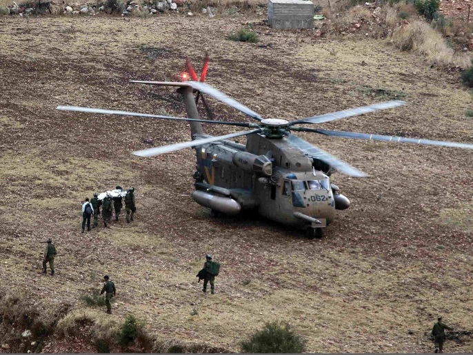 ‪الجيش الإسرائيلي قال إن جثة الجندي المقتول قرب قلقيلية نقلت بالطائرة‬  (رويترز)