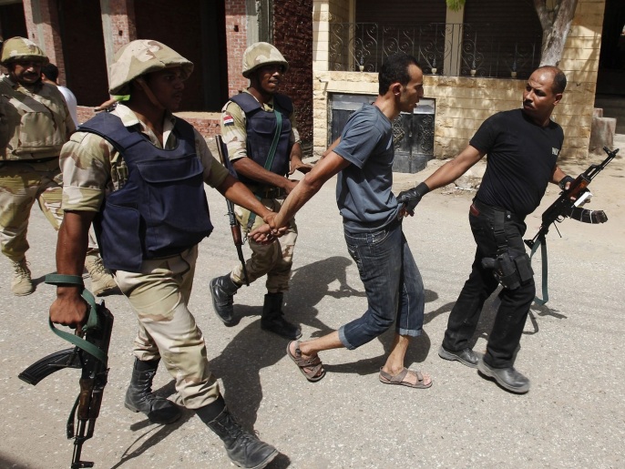 ‪عناصر الأمن تعتقل أحد مواطني كرداسة‬ (رويترز) 