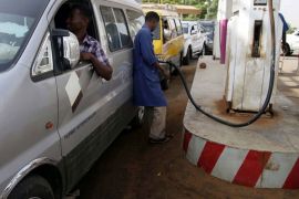 epa03275056 A Sudanese worker fills a vehicle at a petrol station in Khartoum, Sudan, 21 June 2012. Media reports state that the Sudanese government on 20 June 2012 revealed a plan to implement an austerity package that will see subsidies on fuel being terminated, which would increase the price of one gallon of fuel by five Sudanese Pounds (1.5 euros). The Sudanese government is trying to control the budget deficit which increased after the drop of oil revenues following South Sudan’s secession last year. EPA/STR