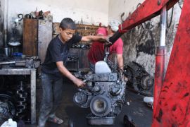 الطفل صابر الباز يعمل في ورشة لمكنكة محركات السيارات وسط قطاع غزة