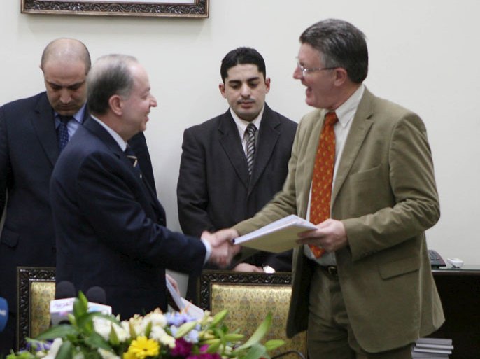 epa00889491 Syrian Minister of Tourism, Saadallah Agha al-Qalaa (2nd L) shakes hands with executive director of the Majid Al-futtaim Group, Jeffrey H. Rossely, of the United Arab Emirates, after the group signed an agreement to build a 1 billion USD tourist city, west of Damascus, on Wednesday 20 December 2006. EPA/YOUSSEF BADAWI