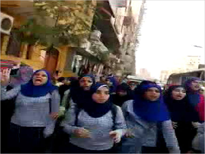 طلاب المدارس في مصر يتظاهرون بشكل يومي ضد الانقلاب (وكالات)