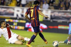 Barcelona's forward Pedro Rodriguez (C) scores a goal during the Spanish league football match Rayo Vallecano vs Barcelona at the Vallecas stadium in Madrid on September 21, 2013.