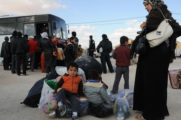 عائلة سورية قبيل ركوبها الحافلة التي تقلها للحدود الأردنية - خبر عن عودة اللاجئين السوريين