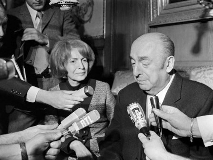 بابلو نيرودا وإلى جانبه زوجته وهو يتحدث للصحافة أثناء عمله سفيرا في فرنسا عام 1971(الفرنسية)