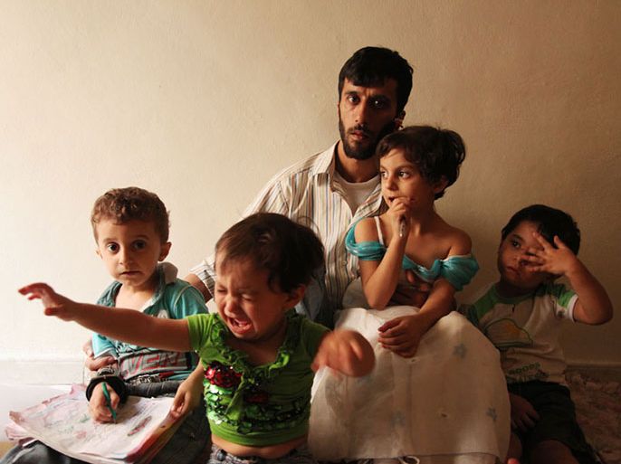 المفرج عنه محمد عثمان مع اطفاله وطفال اخوته المعتقلين