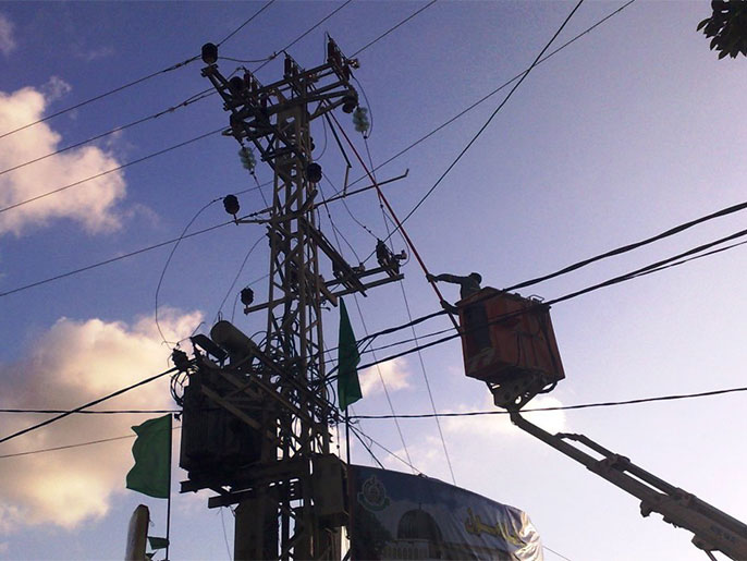 ‪أزمة كهرباء غزة تزايدت مع نقص الوقود اللازم لتشغيل محطة التوليد الوحيدة‬ أزمة كهرباء غزة تزايدت مع نقص الوقود اللازم لتشغيل محطة التوليد الوحيدة (الجزيرة)