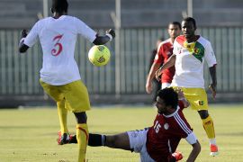 Egypt's Hossam Ghaly (C) vies with Guinea's Issiaga Sylla during their FIFA 2014 World Cup qualifying football match at Al-Gouna stadium on September 10, 2013 in Egypt's Red Sea resort of Al-Gouna. AFP PHOTO / STRINGER