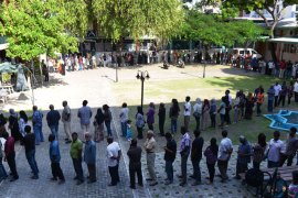 -, MALDIVES : Maldivian voters line up at a local polling station in Male on September 7, 2013. Some 139,000 registered voters will choose a new President. Voters across the Maldives came out in force to vote in an election that could see the honeymoon islands' first freely elected leader return to power, 18 months after he was toppled. AFP PHOTO/Roberto SCHMIDT