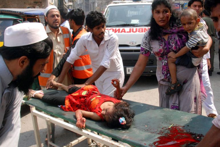 People shift an injured victim to a hospital after twin suicide bombing targeted a Christian Church in Peshawar, the provincial capital of militancy-hit Khyber-Pakhtunkhwa province, Pakistan, 22 September 2013. At least 45 people were killed and dozens injured when two suicide bombers detonated explosives strapped to their bodies during a Sunday Mass at a Church in Peshawar. EPA/BILAWAL ARBAB ATTENTION EDITORS: GRAPHIC CONTENT