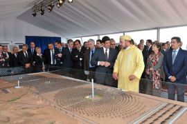 SEN08 - Ouarzazate, -, MOROCCO : Moroccan King Mohammed VI (C-R) attends the official launching of the construction of a 160-megawatt solar power plant near the desert city of Ouarzazate, on May 10, 2013. The largest of its kind in the world, according to Mustapha Bakkoury, the head of Morocco's solar energy agency MASEN, the thermo-solar plant will cost 7 billion dirhams (630 million euros) and is slated for completion in 2015, the official MAP news agency reported. AFP PHOTOS/AZZOUZ BOUKALLOUCH
